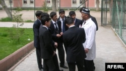 Учащиеся лицея имени Хаджи Кемаля в Душанбе.