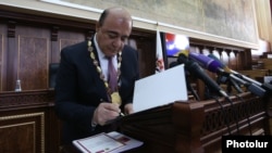 Armenia - Gyumri Mayor Samvel Balasanian is sworn in for a second term in office, 10Oct2016.