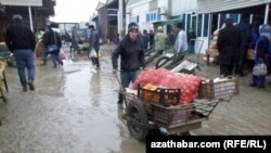 Продовольственный рынок в Мары (архивное фото) 