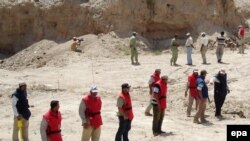 Searching for mines in Al-Basrah, in southern Iraq, in 2008