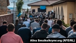 Коллективная молитва (дуа) в доме заместителя председателя Меджлиса Ильми Умерова, Бахчисарай, 12 мая 2017 года