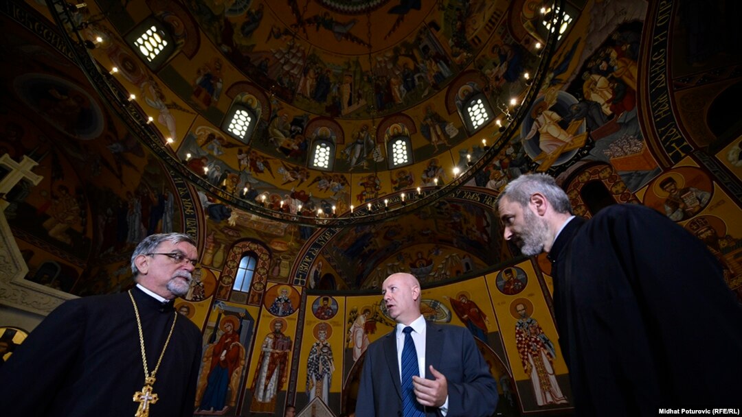 Milan Dunović (u sredini) u posjeti pravoslavnoj Crkvi Svetog Preobraženja, Sarajevo, 23. august 2016.