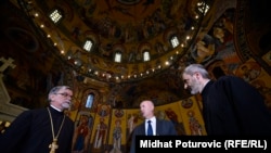 Milan Dunović (u sredini) u posjeti pravoslavnoj Crkvi Svetog Preobraženja, Sarajevo, 23. august 2016.