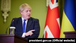 25 квітня британський прем’єр у розмові з генсекретарем ООН наголосив на важливості «глобальної солідарності з Україною»