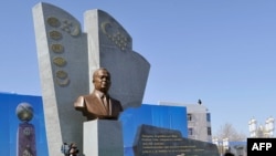 Памятник бывшему президенту Узбекистана Исламу Каримову в Туркменабаде, 7 марта 2017 года.