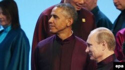 Обама жана Путин АПЕКтин саммитинде сүрөткө түшүү учурунда. Бээжин, 10-ноябрь, 2014-жыл. 