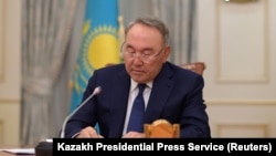 Нурсултан Назарбаев подписывает указ о сложении президентских полномочий с 20 марта 2019 года, Астана.