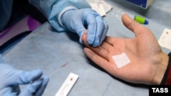 Забор крови в пункте экспресс-тестирования на ВИЧ, архивное фото