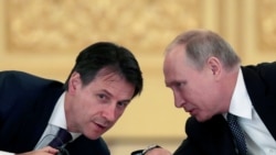 Prezident Vladimir Putin (sağda) və İtaliyanın baş naziri Giuseppe Conte Mokskva görüşü zamanı (2018)