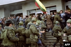 Литвада газет-журналдар шығаратын баспахананы басып алуға келген Совет армиясының қарулы сарбаздарының жолын бөгеп тұрған бейбіт адамдар, Вильнюс, 11 қаңтар, 1991 жыл