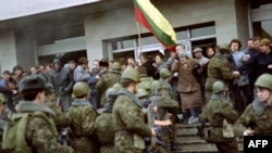 Trupe speciale sovietice Lithuanian demonstrators at the entrance of the Lithuanian press printing house, Vilnius, 11Jan1991