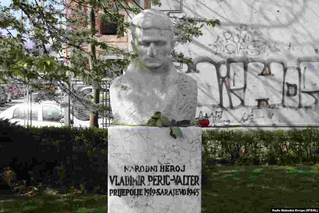 Spomen-bista Vladimiru Periću Valteru.