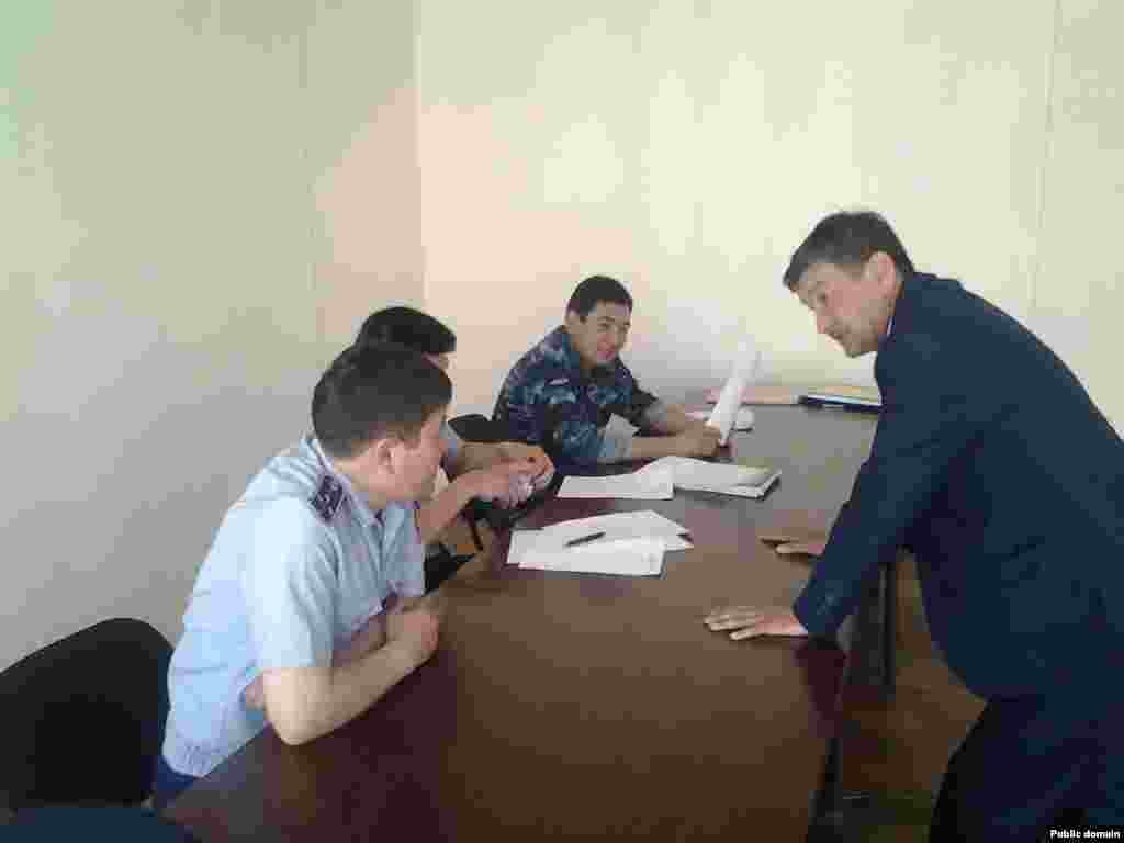 27 мамыр күні Астана қаласының шетіндегі Ильинка кентінде Еуразия Одағына қарсы іс-шара өткізбек болған жиырма шақты белсендіні полиция ұстады. Қамауға алынғандардың ішінде Азаттық тілшісі Өркен Жоямерген де бар. Бұл жиынға қатысқан "Антигептил" қозғалысы мүшелері 29 мамыр - Еуразия Одағы туралы келісімге қол қойылатын күнгі іс-шараларын жоспарламақ болған еді.