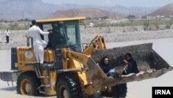 به دلیل سیل در سیستان و بلوچستان مردم با تراکتور، لودر و ماشین آلات سنگین جابجا می‌شوند