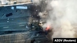 Момент удара по российскому танку с маркировкой «Z» в Мариуполе, Украина. Скриншот с видео, обнародованного 16 марта 2022 года