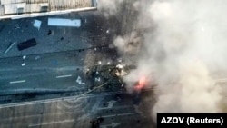 Момент удара по российскому танку с маркировкой «Z» в Мариуполе. Скриншот из видео, обнародованного 16 марта 2022 года