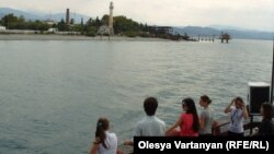 анакопийское сражение история абхазии. E3C8BA15 3AF5 47E0 AB10. анакопийское сражение история абхазии фото. анакопийское сражение история абхазии-E3C8BA15 3AF5 47E0 AB10. картинка анакопийское сражение история абхазии. картинка E3C8BA15 3AF5 47E0 AB10. История Абхазии имеет очень глубокие корни. По свидетельству ученых-археологов первые зачатки древней абхазской культуры появились еще в позднем палеолите. Памятником данной эпохи принято считать стоянку Яштхуа (поздний ашель), которая расположена на северо-восточной окраине Сухума. В IV тысячелетии там развивались не только скотоводство и земледелие, но и ткачество, производство керамики, обработка камня, меди и бронзы. В XII-VII тысячелетии стали появляться первые стоянки эпохи мезолита. В эпоху неолита, в VI-IV тысячелетии до н.э., появляется глиняная посуда и человек возводит первые жилища. Люди начинают обрабатывать землю и приручают животных. В погребениях эпохи поздней бронзы археологи находят бронзовые топоры, наконечники копий, всевозможные украшения и керамику. анакопийское сражение история абхазии. E3C8BA15 3AF5 47E0 AB10. анакопийское сражение история абхазии фото. анакопийское сражение история абхазии-E3C8BA15 3AF5 47E0 AB10. картинка анакопийское сражение история абхазии. картинка E3C8BA15 3AF5 47E0 AB10. История Абхазии имеет очень глубокие корни. По свидетельству ученых-археологов первые зачатки древней абхазской культуры появились еще в позднем палеолите. Памятником данной эпохи принято считать стоянку Яштхуа (поздний ашель), которая расположена на северо-восточной окраине Сухума. В IV тысячелетии там развивались не только скотоводство и земледелие, но и ткачество, производство керамики, обработка камня, меди и бронзы. В XII-VII тысячелетии стали появляться первые стоянки эпохи мезолита. В эпоху неолита, в VI-IV тысячелетии до н.э., появляется глиняная посуда и человек возводит первые жилища. Люди начинают обрабатывать землю и приручают животных. В погребениях эпохи поздней бронзы археологи находят бронзовые топоры, наконечники копий, всевозможные украшения и керамику.