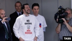 В 2014 году Маттео Сальвини пришел на заседание Госдумы РФ в свитере с эмблемой своей партии и надписью "Нет санкциям против России". Сейчас он вряд ли бы это сделал
