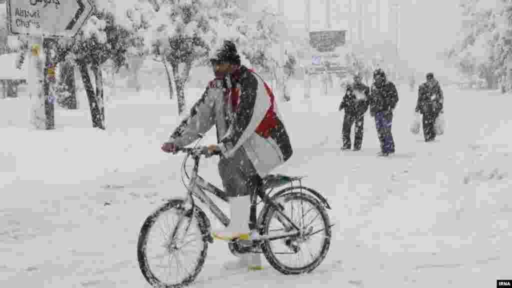 Iran - Velike količine snijega, niske temperature zadale su dosta poteškoća stanovnicima pokrajine Mazandaran. Pet glavnih puteva duž Irana zbog toga je potpuno zatvoreno.