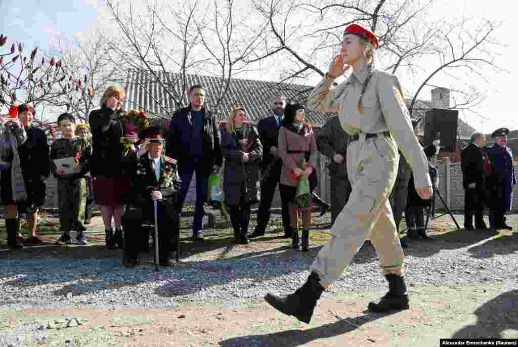 Украина, 4 наурыз: Екінші дүниежүзілік соғысының ардагері 97 жастағы ер адамның құрметіне арналған әскери парад. Украина Италия мен Румыниядан келген адамдардан коронавирус табылғанын хабарлады. Мұнда үш адам вирустан көз жұмған. &nbsp;