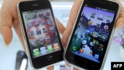 Apple'ning iPhone 3G va Samsung'ning Galaxy S smartfonlari.