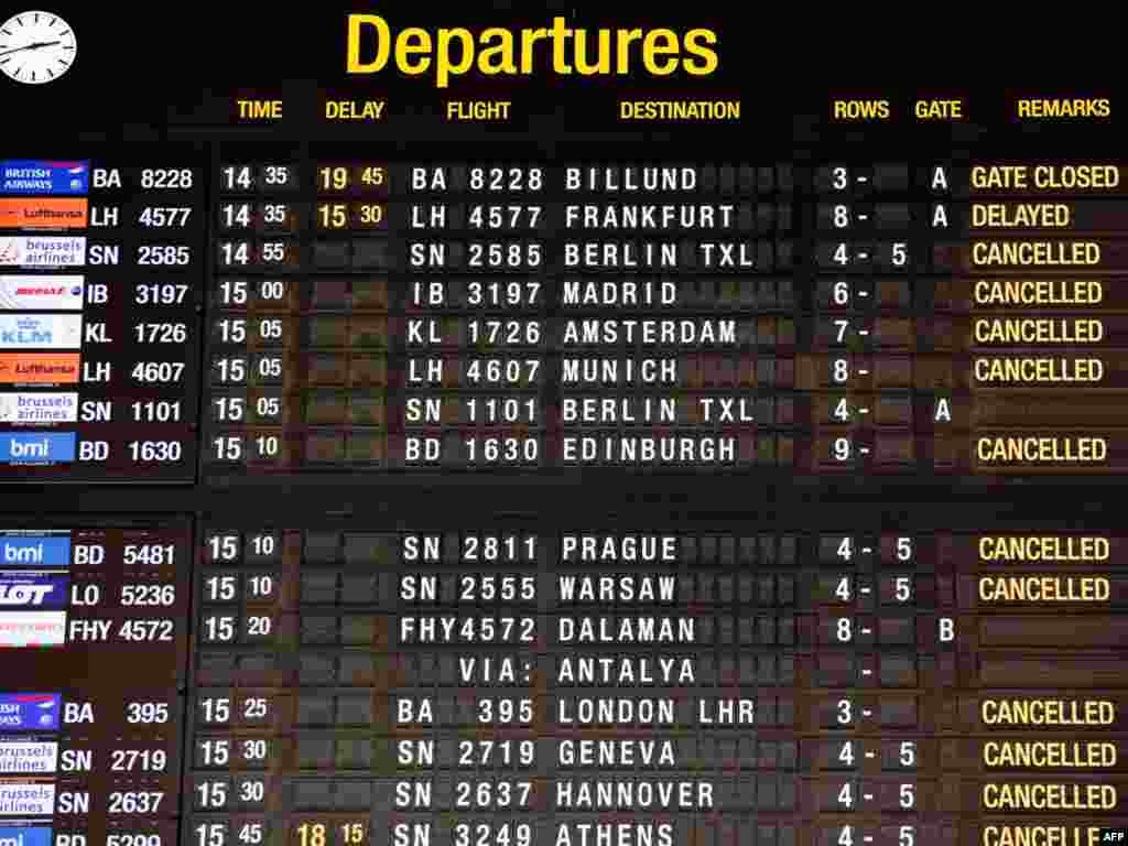Електронската табла на аеродромот во Брисел ги покажува откажаните летови