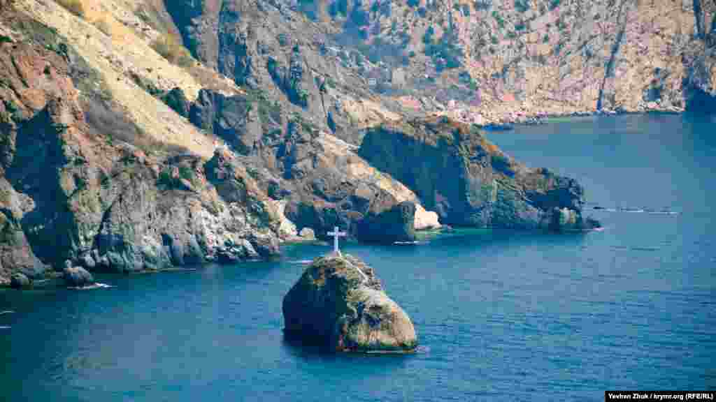 С обрыва мыса Фиолент видна возвышающаяся над морем Георгиевская скала (также известная как скала Святого Явления)