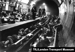 Лондондогу Олдвич метро станциясында Германиянын бомбалоосунан жашынып жаткан адамдар