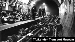 Люди, укрывающиеся от немецких бомбардировок на станции метро "Олдвич" в Лондоне