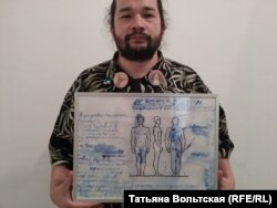 Художник Цианид Злом и его рисунок из серии "Гематомы"