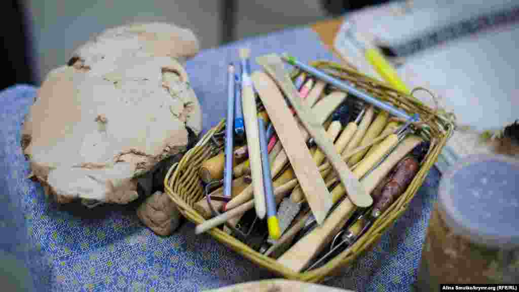 Эльвиса, рассказывая детям, как нужно работать с глиной, говорит, что в художественной керамике все средства хороши. Она часто пользуется всем, что есть под рукой: старой кружевной салфеткой или, например, расческой. 