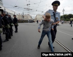 Поліцейський затримує хлопчика під час акції протесту в російському Петербурзі, 9 вересня 2018 року