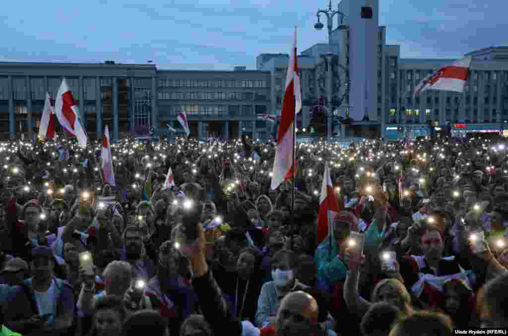 25 жніўня. Штодзённыя акцыі салідарнасьці на плошчы Незалежнасьці