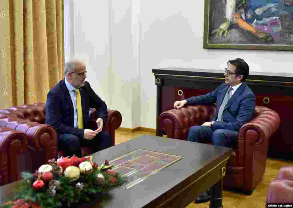 МАКЕДОНИЈА - Претседателот Стево Пендаровски го прими претседателот на Собранието, Талат Џафери, при што размениле мислења за севкупните состојби во државата и очекувањата за следната година, информираа од Кабинетот на шефот на државата.