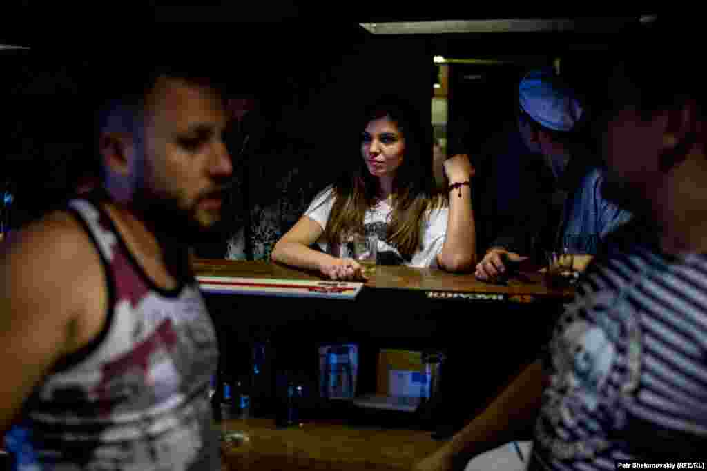 Відвідувачка за стійкою бару перечікує комендантську годину. Його запровадили в Донецьку з травня 2014 року