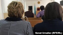 Аудан әкімін сотқа берген ауыл мұғалімнің арызы бойынша азаматтық сот процесіне қатысушылар. Жаңақала кенті, Батыс Қазақстан облысы, 5 қазан 2017 жыл. Көрнекі сурет.