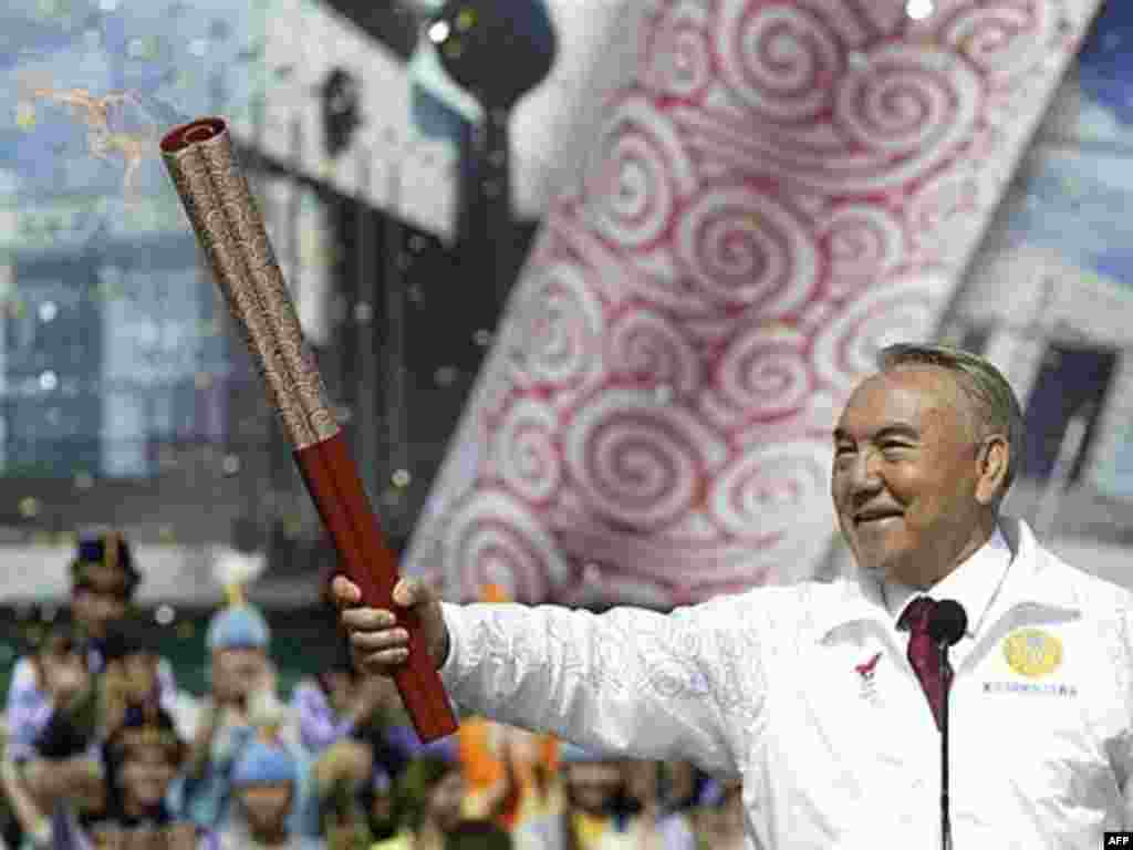 Kazahstanski predsjednik Nursultan Nazarbaev drži olimpijski plamen na stadionu u Almatima, april 2008.