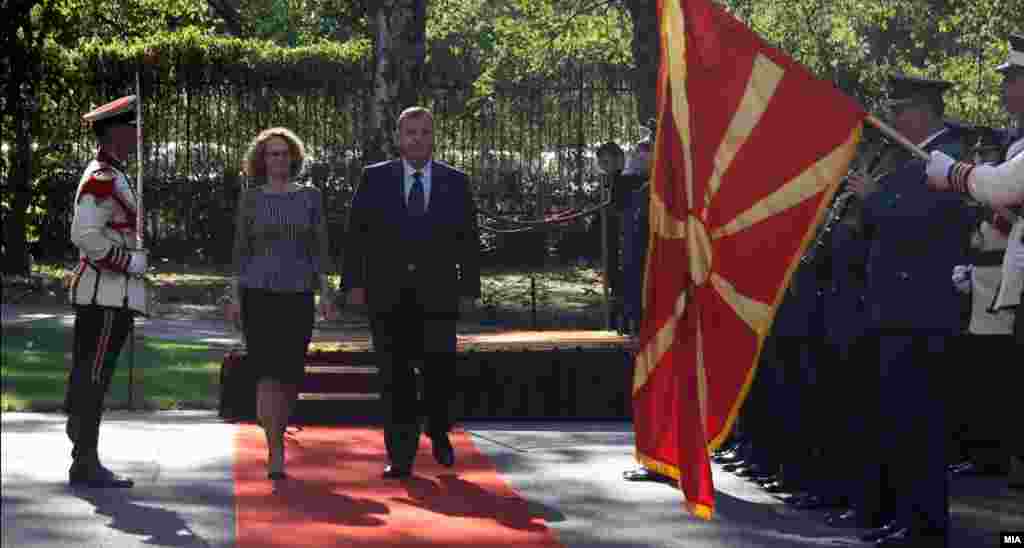 МАКЕДОНИЈА - Македонската министерка за одбрана Радмила Шекеринска ја оцени како само балканска изјавата на нејзиниот бугарски колега Красимир Каракачанов, кој рече дека најавената донација на вакцини за Македонија од Бугарија не е за соседи, туку за сонародници кои живеат надвор од Европската унија (ЕУ).