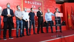 Predsednik Crne Gore i lider Demokratske partije socijalista Mile Đukanovic sa kolegama iz stranke nakon objave preliminarnih rezultata izbora, 31 august 2020.