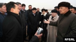 Сауат Мынбаев (слева) в бытность министром энергетики и минеральных ресурсов выслушивает жителей, возмущенных планами по строительству Северо-Каспийской экологической базы реагирования на разливы нефти. Атырау, ноябрь 2008 года.