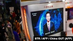 یک مجری خبر در چین که انسان نیست بلکه با هوش مصنوعی ساخته شده و خبر می‌خواند