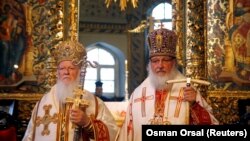 Patriarhul de Constantinopol Bartholomeu și Patriarhul Kiril al Moscovei în timpul unei slujbe la Biserica Sf. Gheorghe din Istanbul, 2009