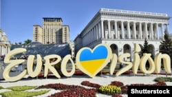 Офіційний логотип «Євробачення-2017» на майдані Незалежності в Києві