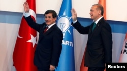 Թուրքիայի նախագահ ընտրված Ռեջեփ Էրդողանը և ապագա վարչապետ Ահմեդ Դավութօղլուն «Արդարություն և զարգացում» կուսակցության համագումարին, Անկարա, օգոստոս, 2014թ․