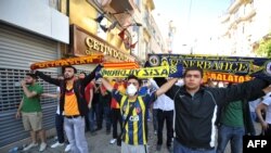 Futbol azarkeşləri etiraz aksiyalarında iştirak edərkən