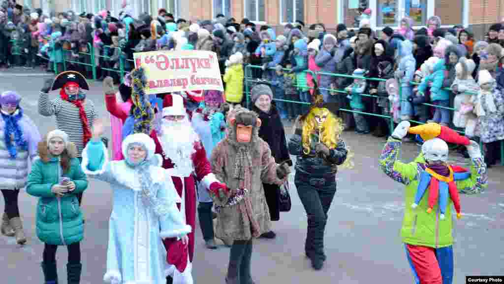 "Әллүки" балалар бакчасы хезмәткәрләре Кыш бабай белән кар кызы, хайваннар булып киенгән