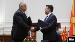 Macedonian Prime Minister Zoran Zaev (right) and his Bulgarian counterpart Boyko Borisov signed a friendship agreement in August 2017 -- but actual agreement is still a work in progress.