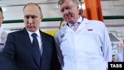Эксперты полагают, что подлинный тандем состоит из Владмира Путина и Анатолия Чубайса (справа)