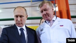 Владимир Путин и Анатолий Чубайс (справа), 2016 год.