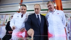Владимир Путин и Анатолий Чубайс на Челябинском трубопрокатном заводе, 2016 год